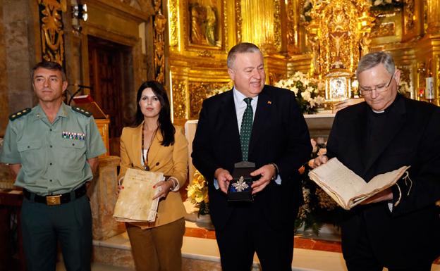 La Guardia Civil recupera una cruz pectoral de la Fuensanta del tesoro robado en 1977