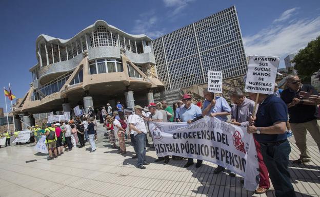 Doscientas personas reclaman la mejora del sistema de pensiones frente a la Asamblea Regional