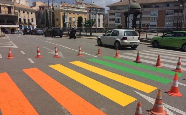 La Falange coloca pancartas de protesta contra los pasos de cebra arcoíris de Totana