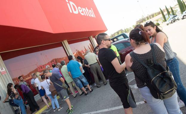 El cierre de Idental deja tirados en la Región a decenas de pacientes con pocos recursos