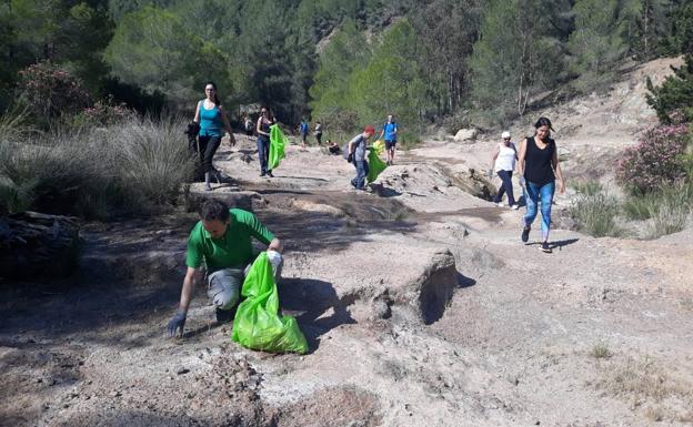 'Basuraleza' reúne a cientos de personas para limpiar los montes de la Región