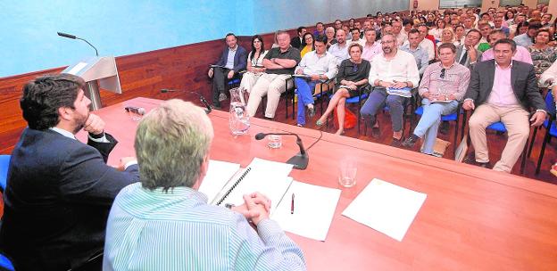 Los pesos pesados del PP de la Región se debaten entre Sáenz de Santamaría y Casado