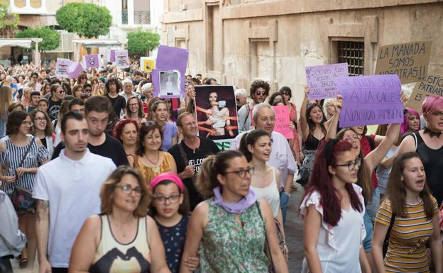 Cientos de personas se concentran en la Región en contra de la excarcelación de 'La Manada'
