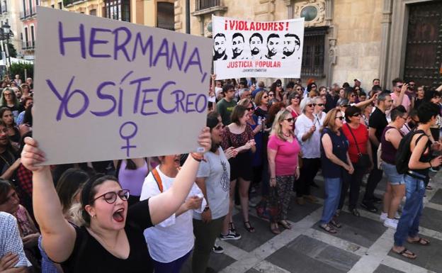 Miles de manifestantes protestan contra la libertad de 'La Manada'