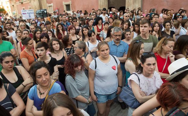 Mujeres periodistas denuncian informaciones que «criminalizan a la víctima de 'La Manada'»