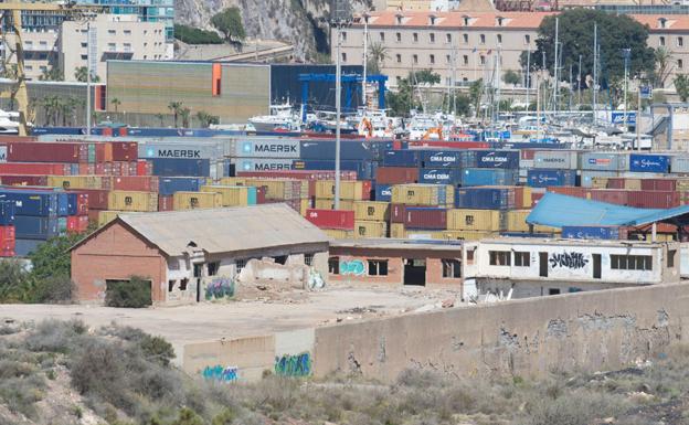 El Puerto hace uso de Peñarroya entre amianto y naves en ruina