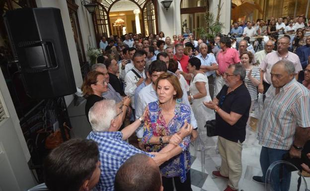 Cospedal se da un baño entre la militancia y avisa de que el PP no puede ser un «facsímil» de Cs