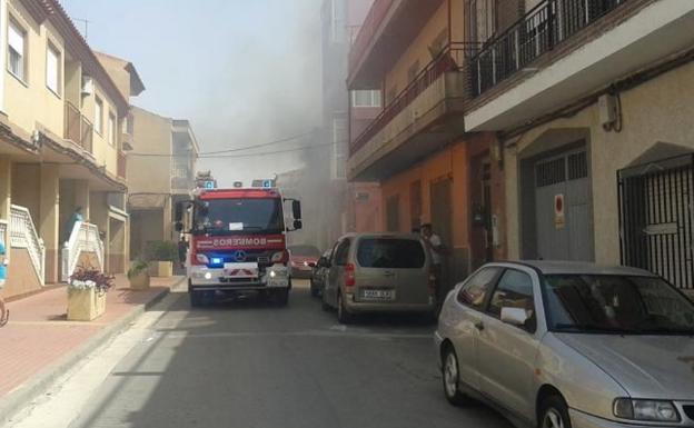 Un incendio calcina la planta superior de una vivienda en Sangonera la Verde