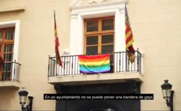 La airada reacción de un vecino al ver una bandera del orgullo: «En mi pueblo no hay gays»