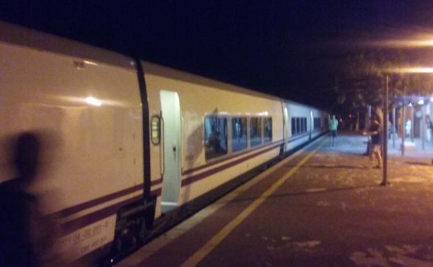 Una avería deja tirados durante varias horas a los pasajeros del tren Madrid-Cartagena