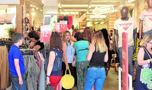 Los comercios de Murcia se lanzan a la campaña de rebajas con descuentos de hasta el 70%