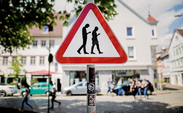 La adicción al móvil te puede costar la vida