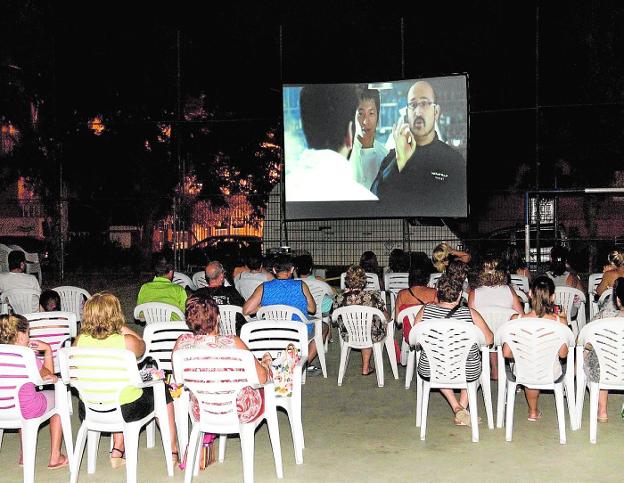 En bermudas ante la gran pantalla