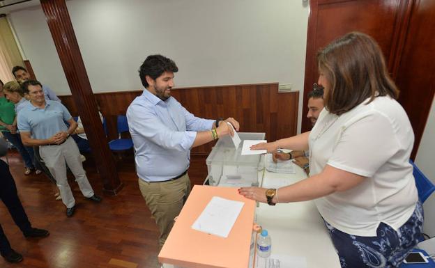 Miras vota en Lorca sin desvelar a quién para «no condicionar» a los afiliados