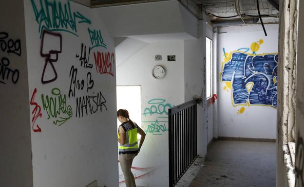 Un golpe de la Policía Nacional a dos edificios llenos de okupas termina con doce detenidos