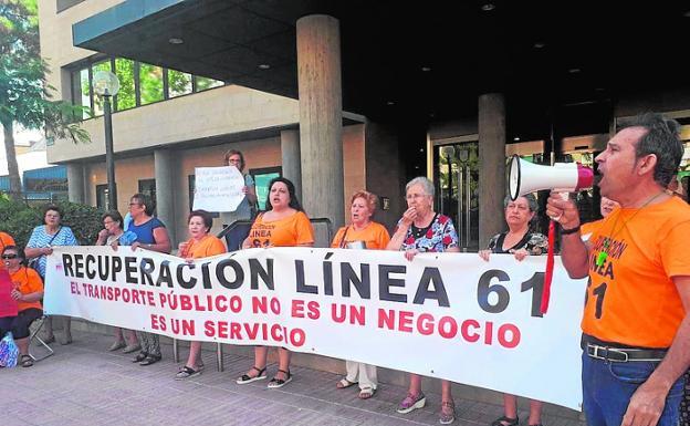 Protesta para exigir la restitución de la línea de bus a Aljucer y El Palmar