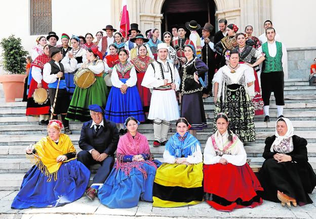 Los grupos de folclore visitan el Santuario de la Fuensanta