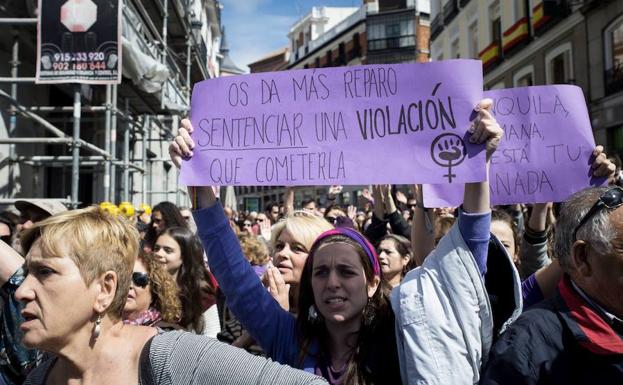 Los juristas ponen pegas a que todo acto sexual sea delito si no hay un sí expreso