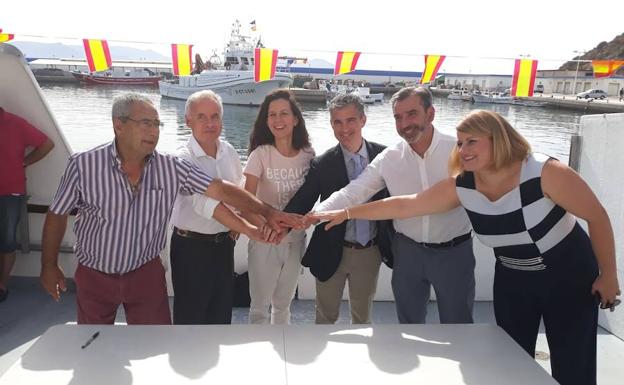 Los pescadores de la Región retiran 130 kilos de basura del mar cada año
