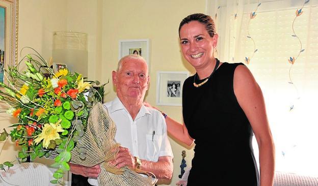La alcaldesa de Archena felicita a un vecino por su centenario
