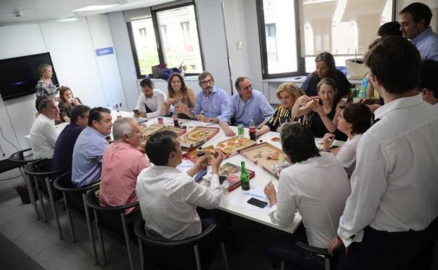 Santamaría contraprograma a los exministros con unas pizzas en Génova: «Comida de trabajo»