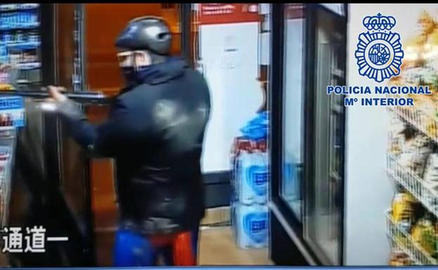 Detenido tras atracar en dos tiendas de alimentación de Murcia disfrazado de Superman