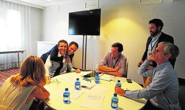 «Me puse al lado de Pablo Casado porque es una buena persona»