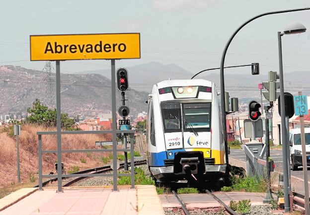 Más de cien personas sufren retrasos en el tren de Los Nietos por dos averías en pleno verano