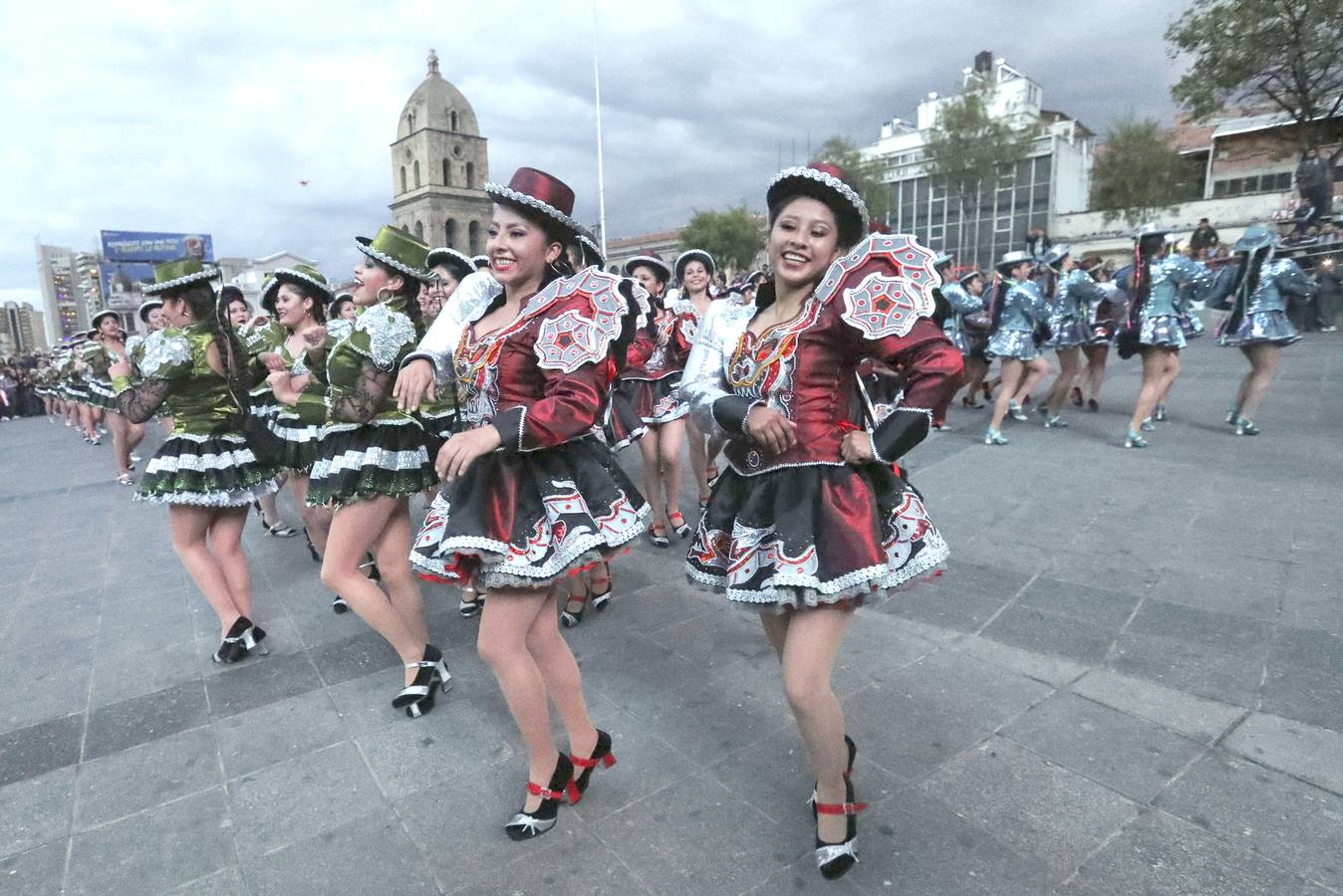 200 enérgicos bailarines