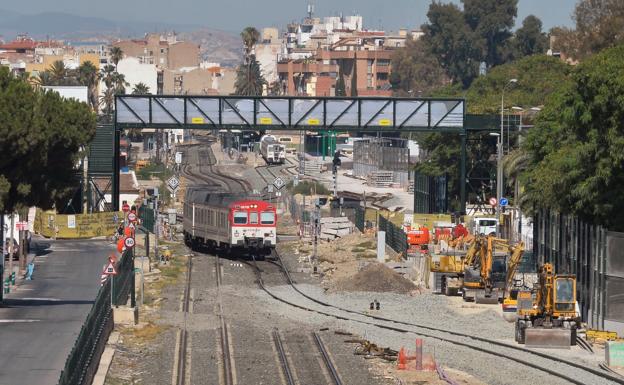 Los trenes ya circulan por la vía provisional