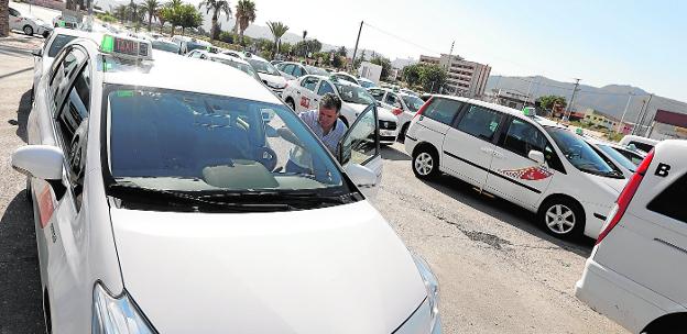 Los taxistas de la Región se suman a la huelga, pero amplían los servicios mínimos
