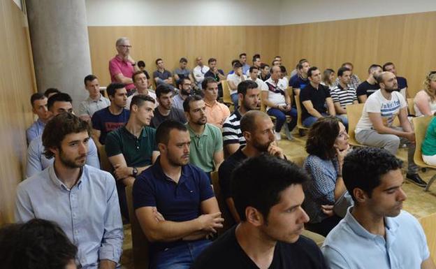 Once de los bomberos que suspendieron la oposición prosiguen la batalla judicial