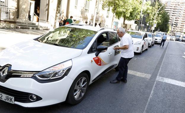 La huelga de los taxistas en la Región continuará «hasta que no se levante en otras ciudades»