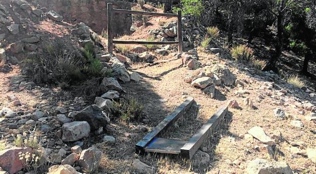 Senderistas y oposición denuncian el abandono de la ruta de los Peñascales