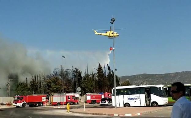 Los bomberos impiden que un incendio llegue a las cocheras de Latbus en la carretera de El Palmar