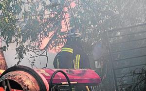 Un fuego cerca del garaje de Latbus