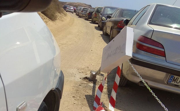 El dueño de los terrenos cumple su amenaza y deja la playa de Percheles de Mazarrón sin parking