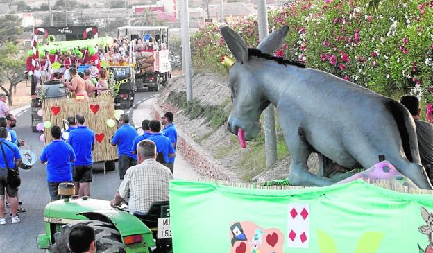 Perín sube el burro al campanario de la iglesia