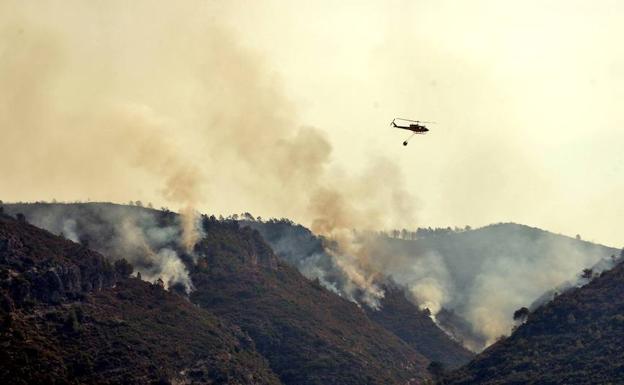 Un helicóptero de Caravaca se une a la lucha contra el fuego en Valencia