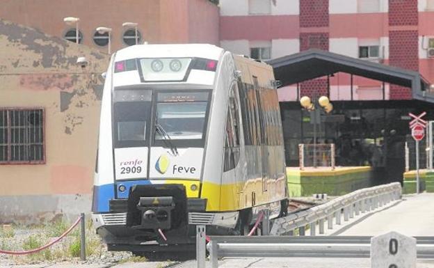 Las continuas averías en FEVE indignan a vecinos y veraneantes