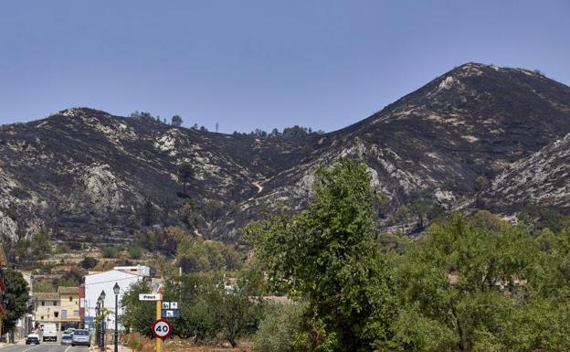 El incendio de Valencia se estabiliza y permite el regreso de cientos de desalojados