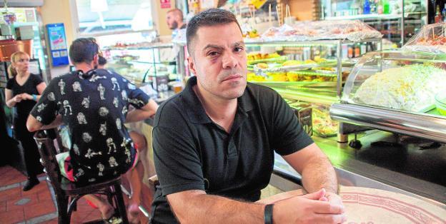 Cuatro encapuchados dan una paliza al dueño de un bar para robarle 50 euros