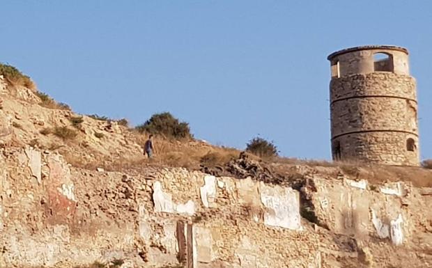 Una concejal de Cartagena 'caza' a un turista alemán llevándose restos arqueológicos