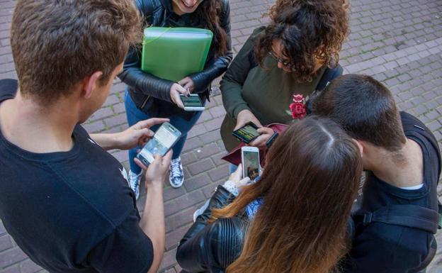 Los murcianos son los españoles que más tiempo dedican cada día a su teléfono móvil