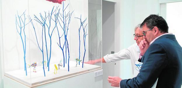 Blas Miras esculpe para «los diferentes» con objetos reutilizados en Mazarrón