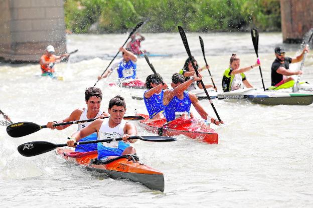La 'fiesta de las piraguas' de Blanca sacude el Segura