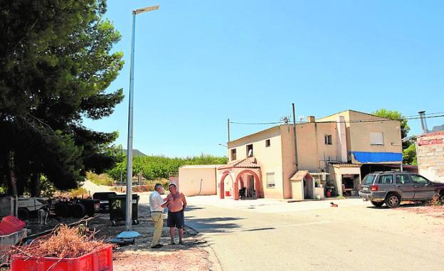 El campo de Ojós estrena diecisiete farolas solares inteligentes