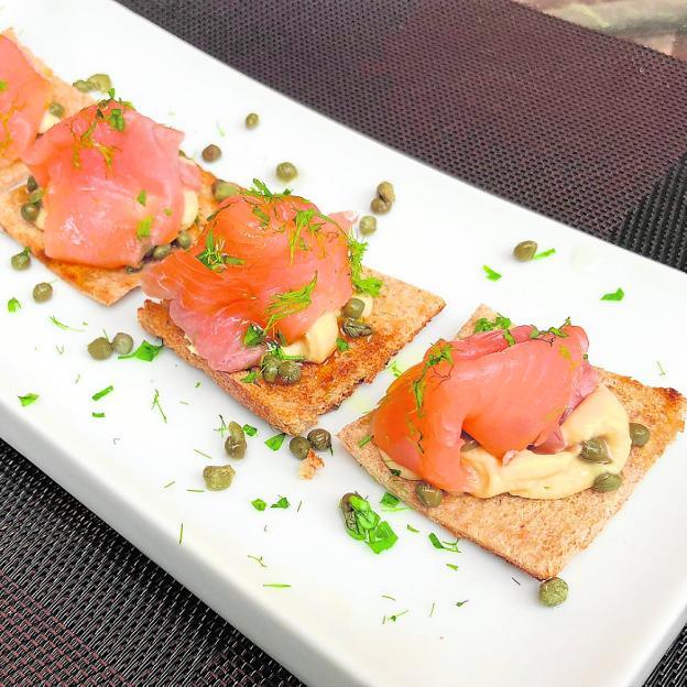 Tosta de humus con mahonesa y salmón
