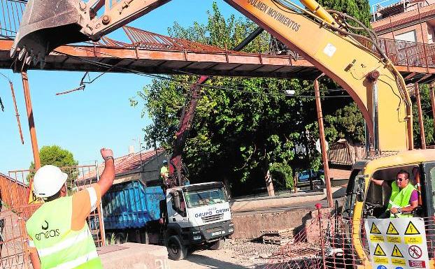 La pasarela sobre el ferrocarril en San José de la Vega deja paso a la Vía Verde