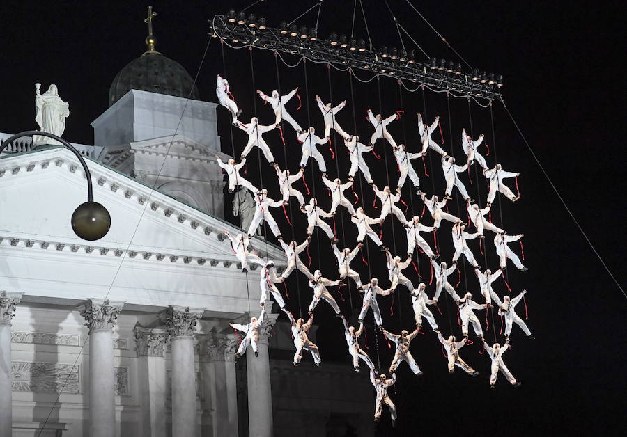 Red humana frente a la catedral de Helsinki